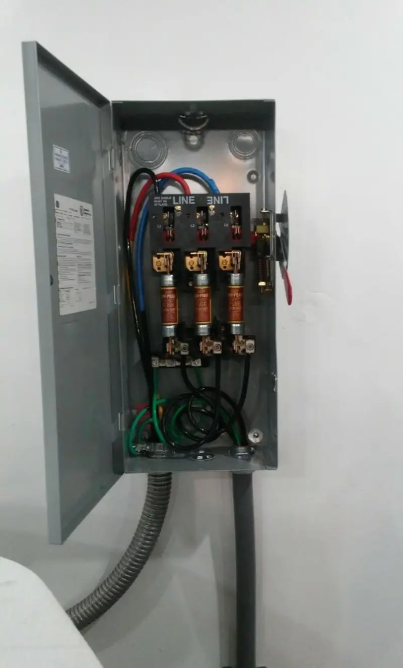 Three-phase disconnect switch installed for Smoke Detector Installation in Ashland